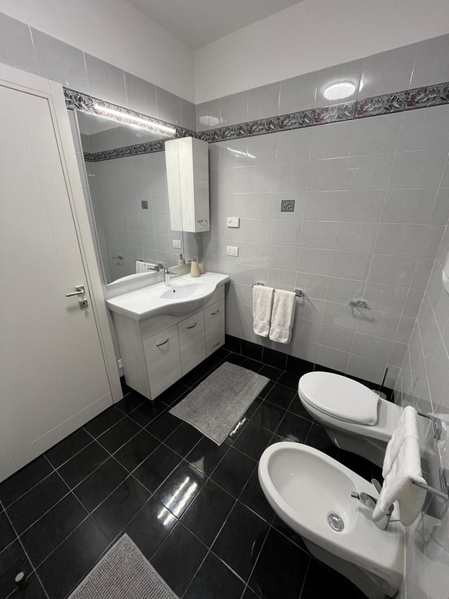 B&B Alessandro Private Room & Bathroom In Shared Apartment Arco Extérieur photo